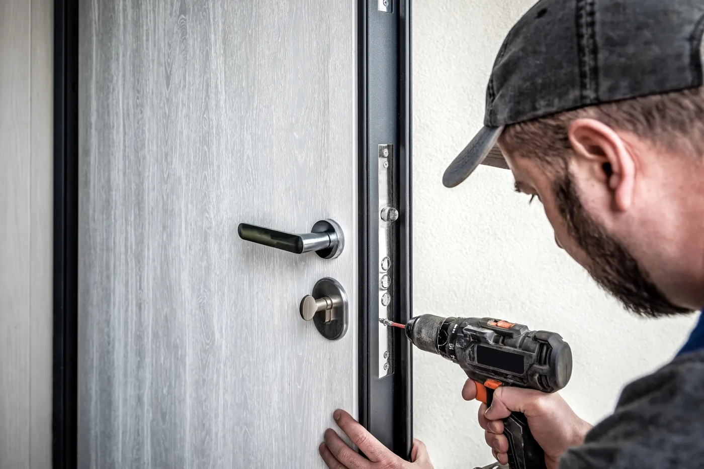 Équipe Serruriers Store installant un bloc-porte blindé
